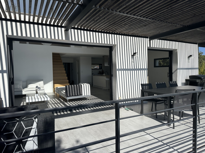 Pergola bioclimatique à lames orientables sur une terrasse