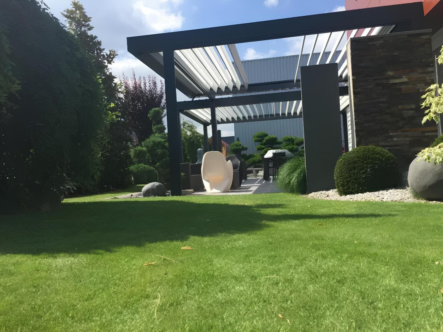 Pergola bioclimatique installée dans un jardin