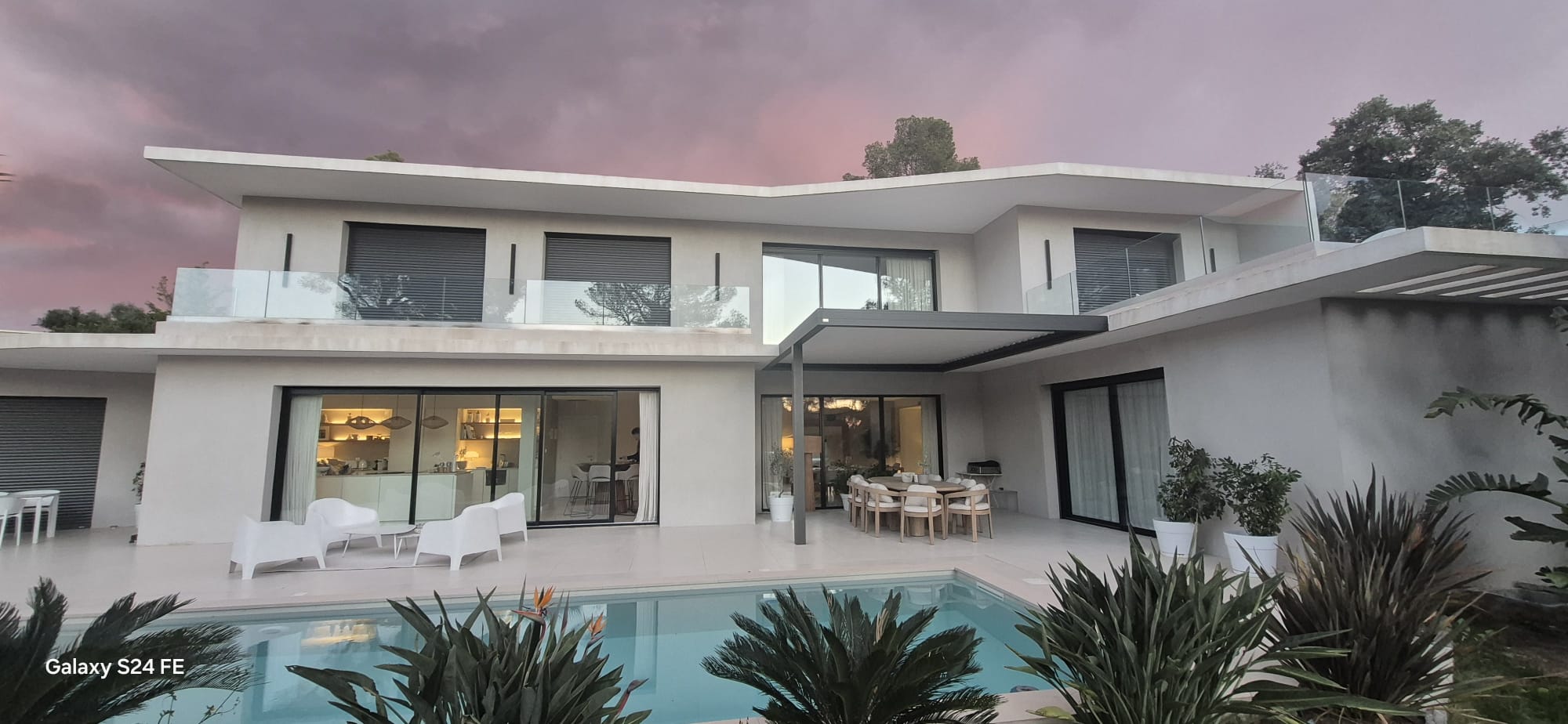 Villa avec pergola bioclimatique et piscine, terrasse protégée du soleil