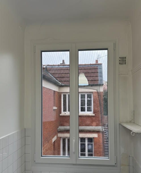 Fenêtre PVC installée dans une cuisine à Paris